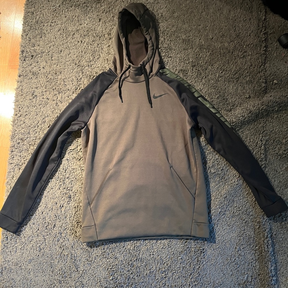 Men’s Nike therma pull over hoodie, L